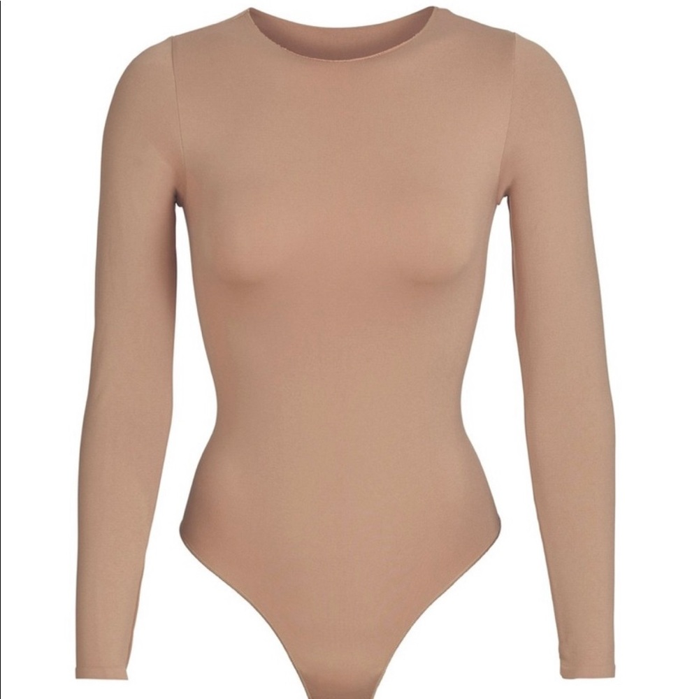 ⭐️SKIMS⭐️ ESSENTIAL CREW NECK LONG SLEEVE BODYSUIT